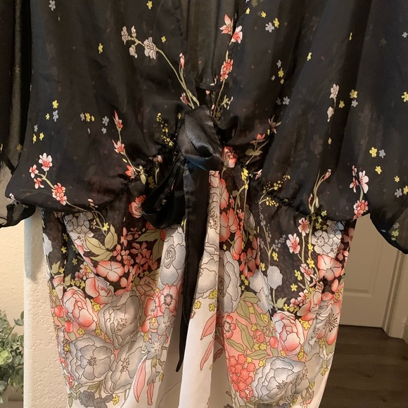 ✨ Torrid Floral Kimono - Picture 2 of 5